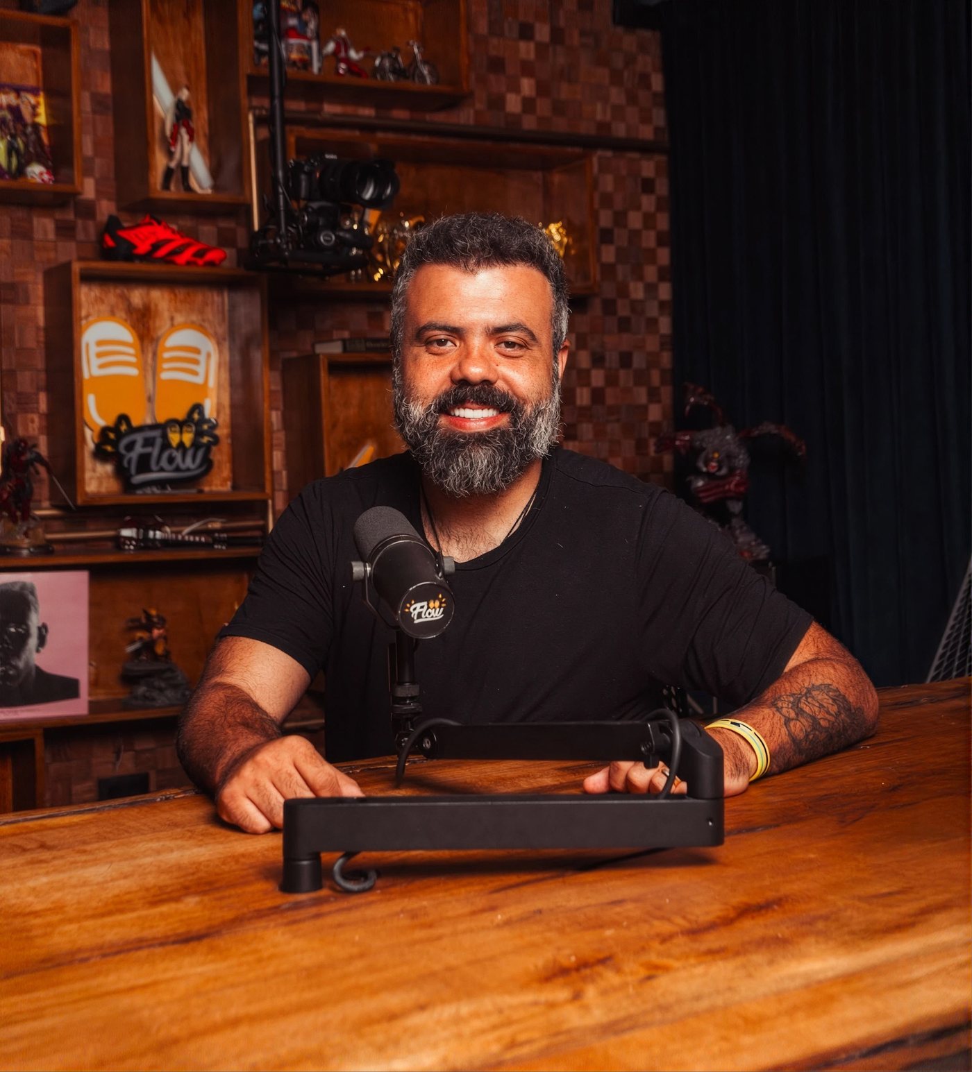 Igor 3K, criador do Flow, no estúdio do podcast