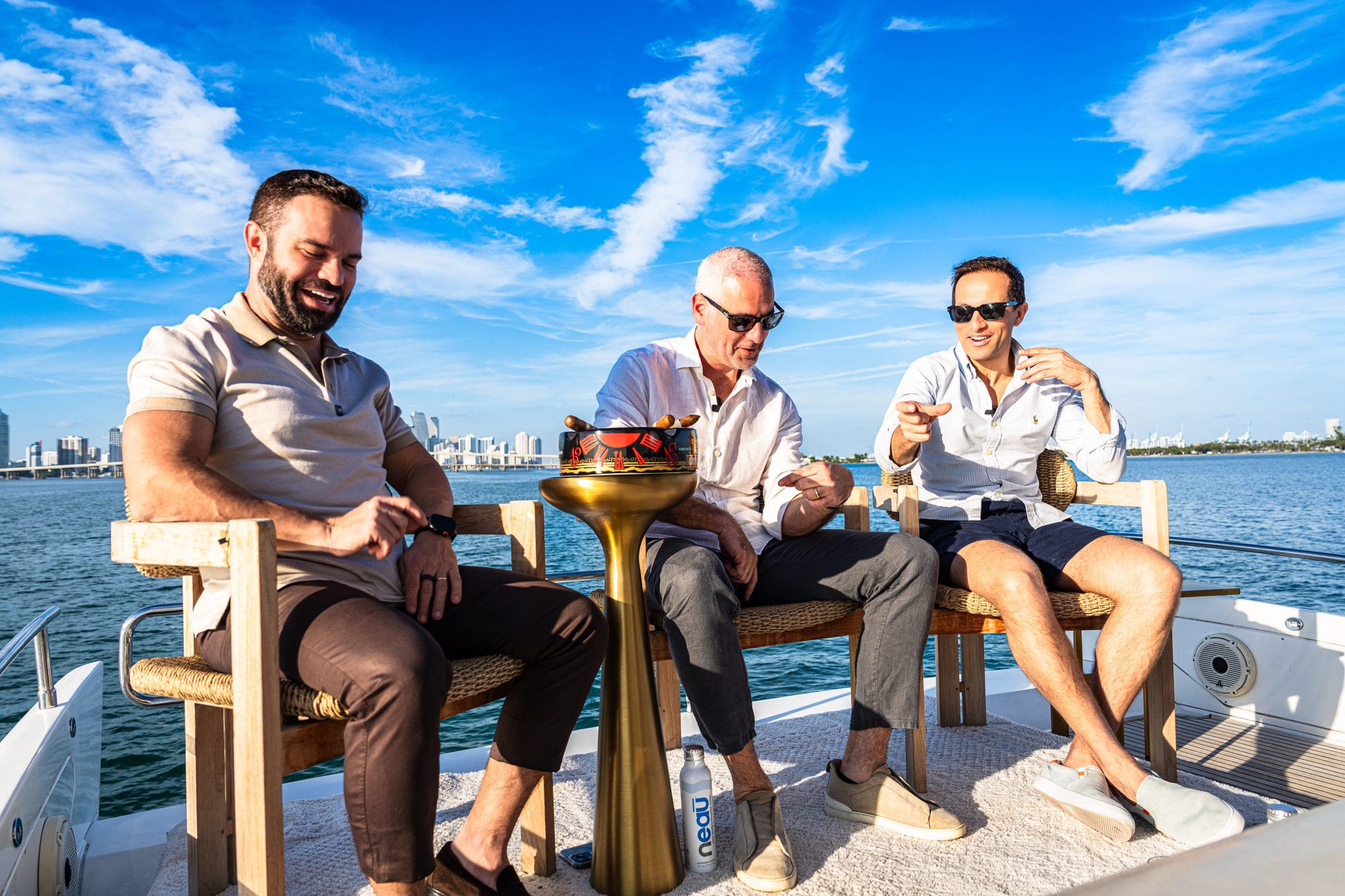 Convidados a bordo do iate durante a gravação, com o skyline de Miami ao fundo