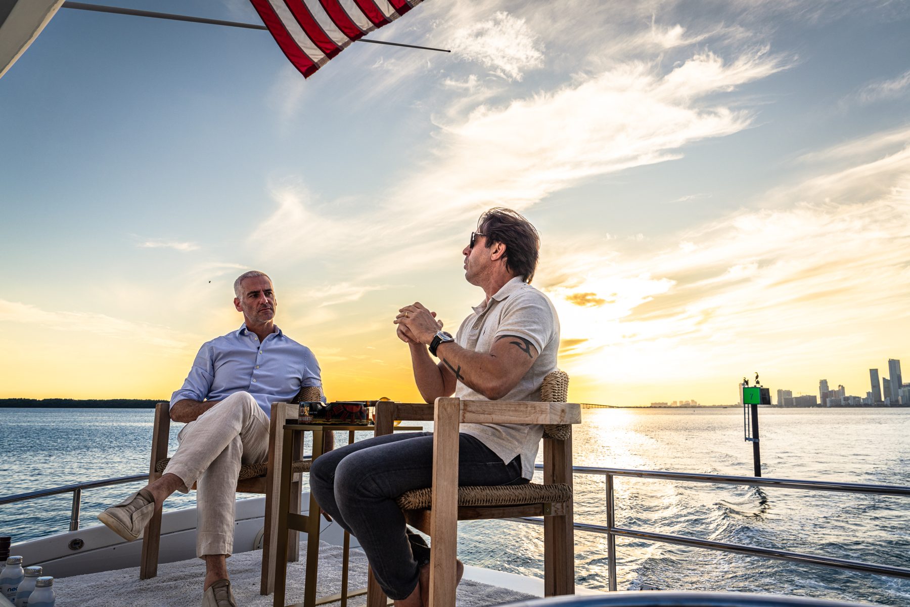 Conversa no deck durante o pôr do sol na orla de Miami